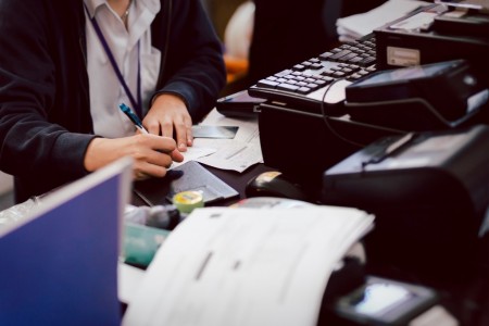 Pháp luật về bảo vệ quyền riêng tư dữ liệu của khách hàng cá nhân tại ngân hàng thương mại