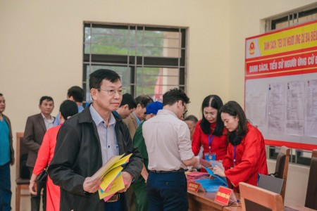 Cử tri cả nước thực hiện quyền dân chủ trong công tác bầu cử