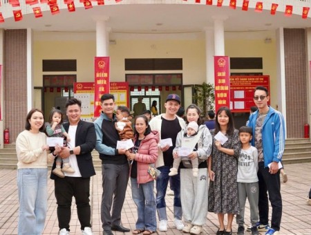 Tay trong tay đi bầu cử – Khoảnh khắc ấm áp của "Ngày hội non sông"