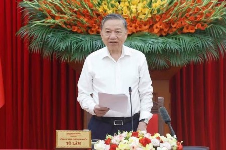 Ánh sáng Hồ Chí Minh soi đường cho chúng ta đi