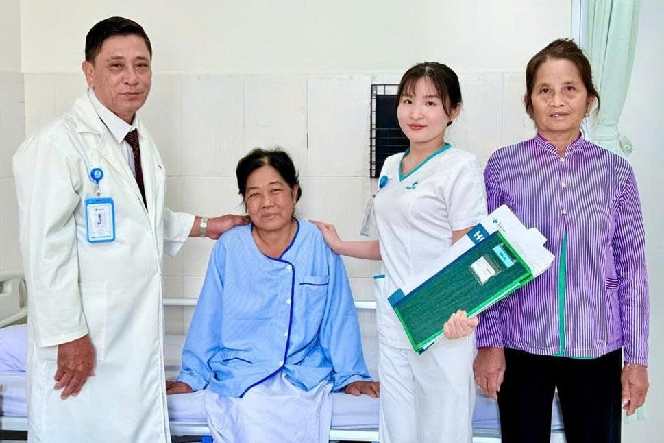 Người bệnh lớn tuổi hoặc nhiều bệnh nền vẫn có thể thay khớp thành công, phục hồi vận động