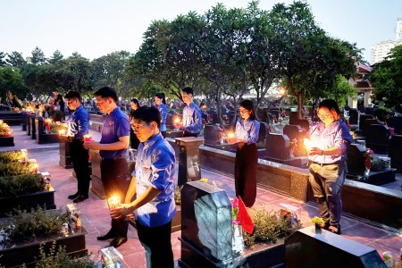doan thanh nien bo tu phap to chuc le thap nen tri an cac anh hung liet si