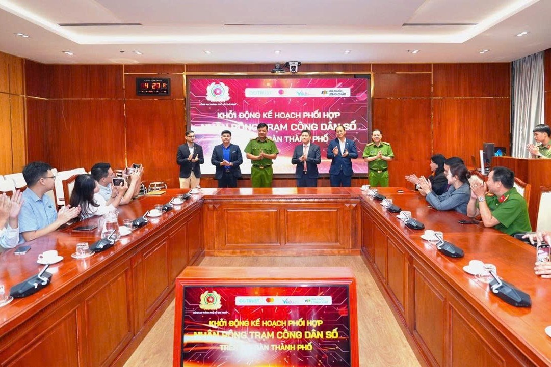 Long Châu tiếp tục đồng hành cùng Công an TP.HCM nhân rộng mô hình chuyển đổi số đột phá Trạm Công dân số